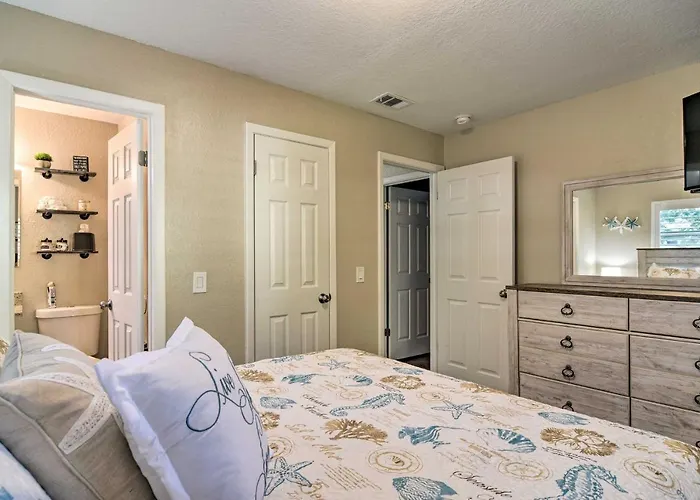 4 Mi To Indian Rocks Beach! Home W/ Screened Lanai