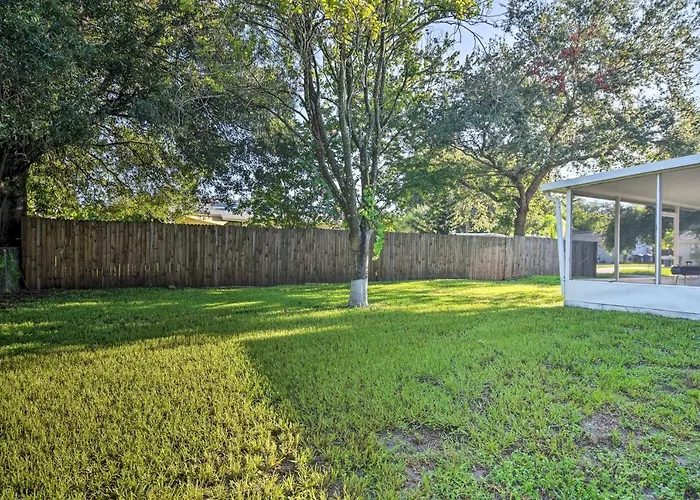 4 Mi To Indian Rocks Beach! Home W/ Screened Lanai
