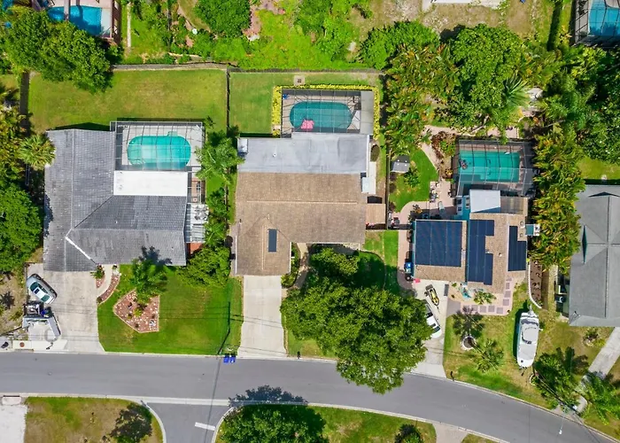 Spacious & Sunny Family Gem - Heated Pool, Firepit And Game Room