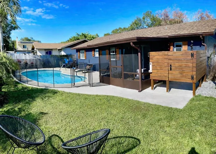 Palm House~Heated Pool~8 Min To Beach